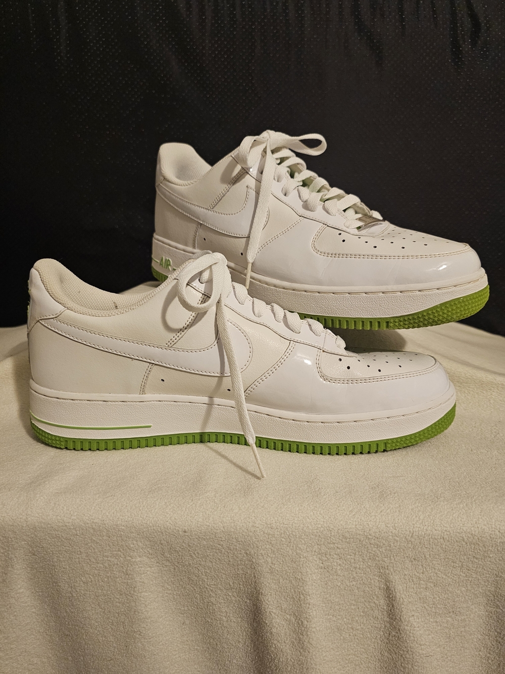 Nike Mens White Low-Top Sneakers with Chlophyll Green SIZE 12.